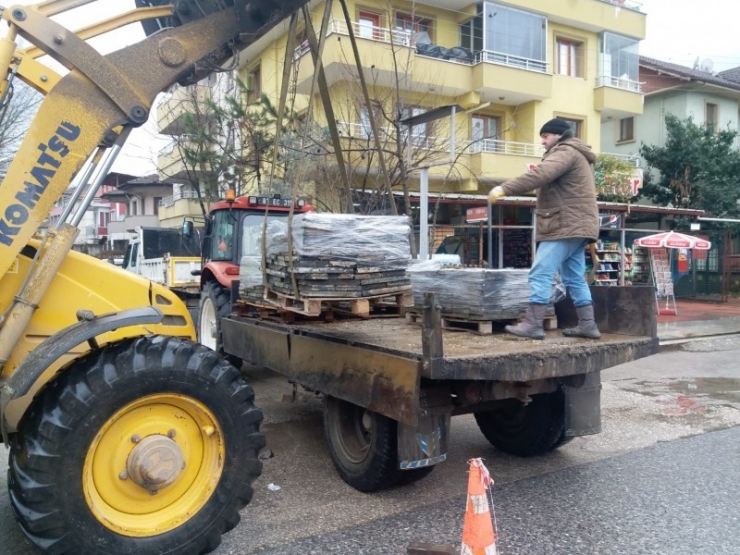 Zarar Gören Kaldırımlar Yenileniyor
