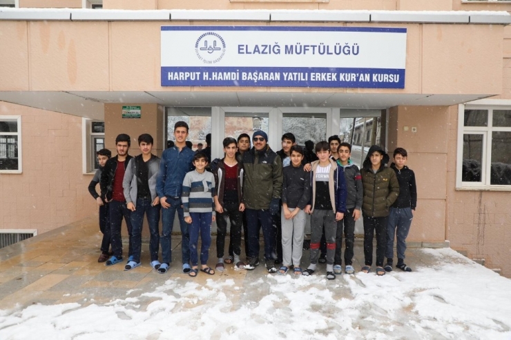 Elazığ Valisi Kaldırım, Öğrencilerle Kartopu Oynadı