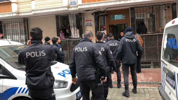 Esenyurt’ta Evine Haciz Gelen Adam Ortalığı Birbirine Kattı