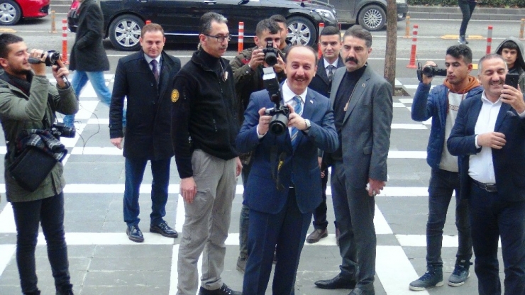 Gazeteciler Fotoğraflarını Sergiledi, Vali Erin De Gazetecileri Fotoğrafladı