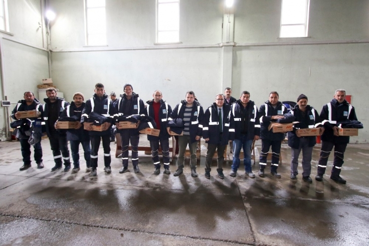 Hacılar Belediyesi Personeline Kışlık Kıyafet Dağıttı