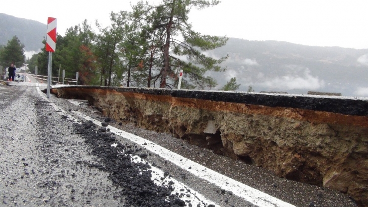 Heyelanda Yol Çöktü, Silifke-karaman Yolu Trafiğe Kapandı