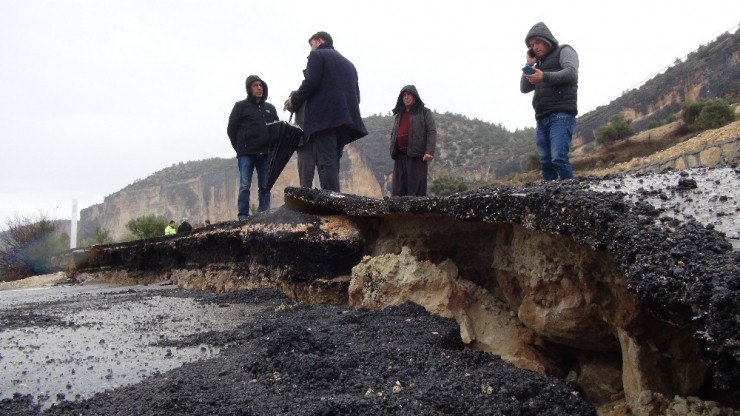 Heyelanda Yol Çöktü, Silifke-karaman Yolu Trafiğe Kapandı