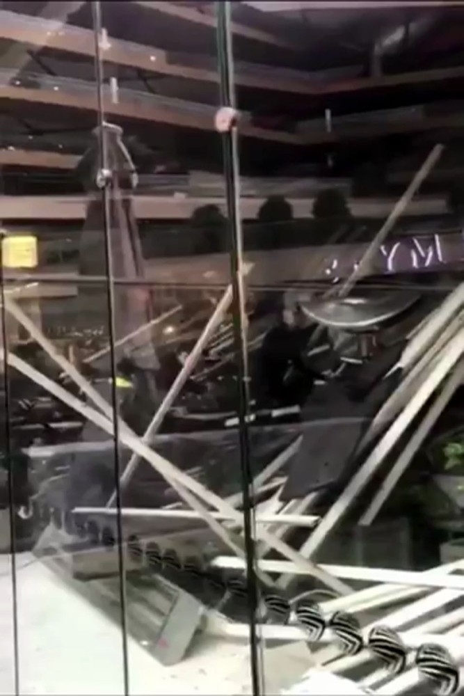 İstanbul Zincirlikuyu’da Bir Kafenin Çatısı Çöktü. Olay Yerine İtfaiye Ve Ambulans Ekipleri Sevk Edildi. İtfaiye Ekiplerinin Çalışması Devam Ediyor.