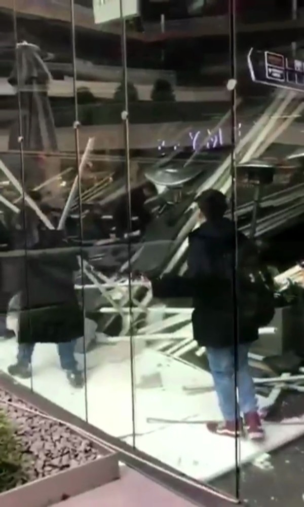 İstanbul Zincirlikuyu’da Bir Kafenin Çatısı Çöktü. Olay Yerine İtfaiye Ve Ambulans Ekipleri Sevk Edildi. İtfaiye Ekiplerinin Çalışması Devam Ediyor.