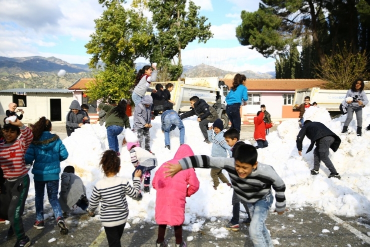 Özlem Çerçioğlu Çocukların Kar Özlemini Giderdi