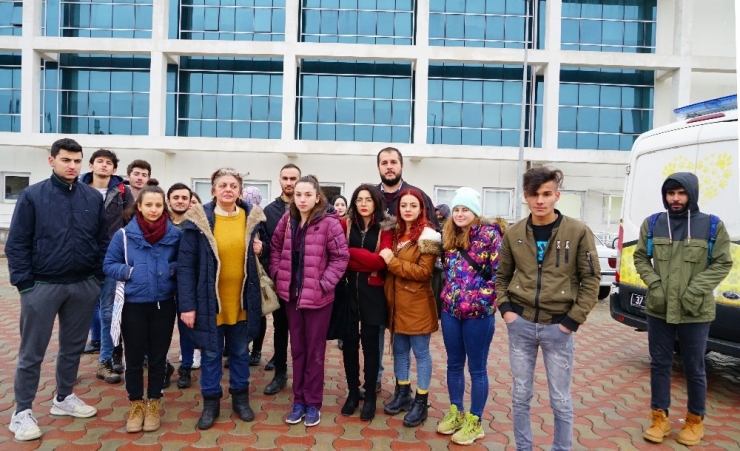 Üniversitede Köpeklerin Toplatılacağını Duyan Öğrenciler Rektörlük Binasını Sardı