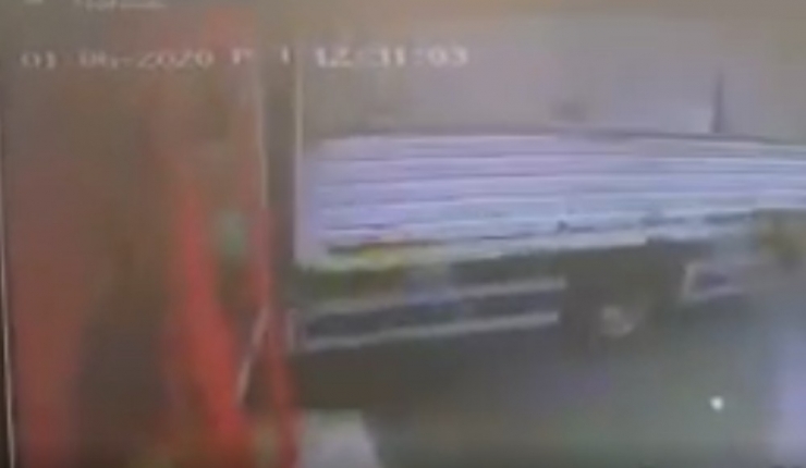 El Freni Çekilmeyen Kamyon Markete Daldı