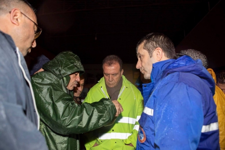 Başkan Seçer, Selden Etkilenen Tırmıl Sanayi Sitesi’nde İncelemelerde Bulundu