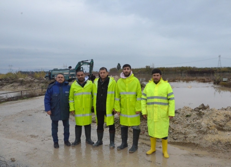 Sulama Kanallarında Yaşanan Taşkın Ve Yarılmaların Kapanması İçin Çalışmalar Sürüyor
