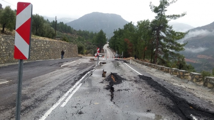 Mersin’de Yol Çöktü