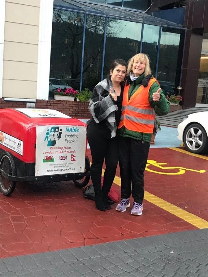 Çocuklara Yardım İçin Nepal’e Yürüyor