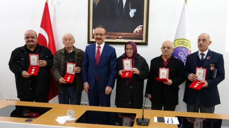 Kıbrıs Gazilerine Madalya Ve Berat Takdim Edildi