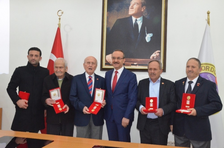 Kıbrıs Gazilerine Madalya Ve Berat Takdim Edildi