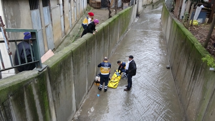 Cam Silerken Dengesini Kaybetti, 5. Kattan Dereye Düştü