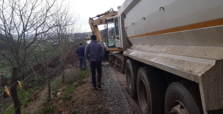 Yağış Sonrası Çöken Yola Belediye Ekipleri Müdahale Ediyor