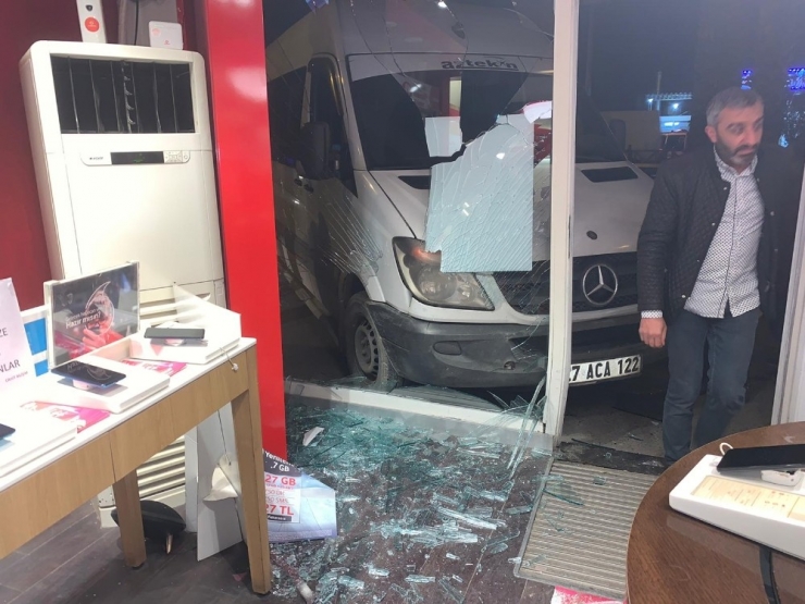 El Freni Çekilmeyen Minibüs İş Yerine Daldı