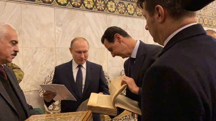 Putin, Emevi Camii’nde Kur’an-ı Kerim’i İnceledi