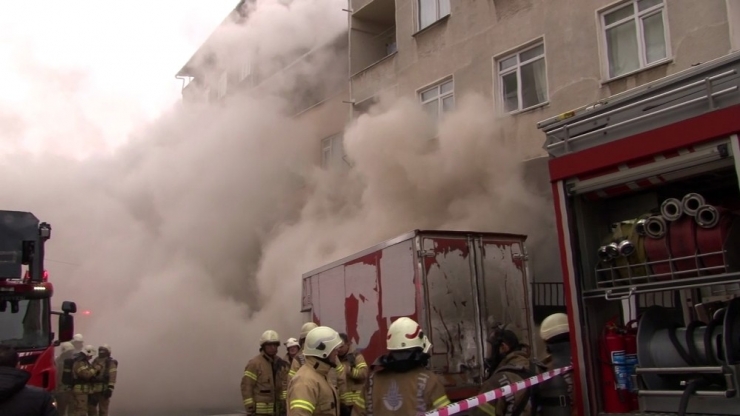 Ümraniye’de Bir Yatak İmalathanesinde Yangın Çıktı. Olay Yerine Çok Sayıda İtfaiye Ekibi Sevk Edildi.