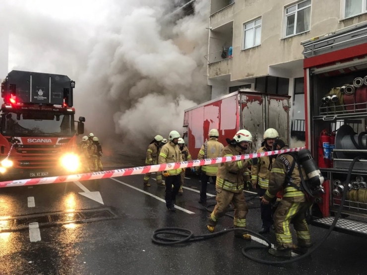 Ümraniye’de Yatak İmalathanesinde Korkutan Yangın