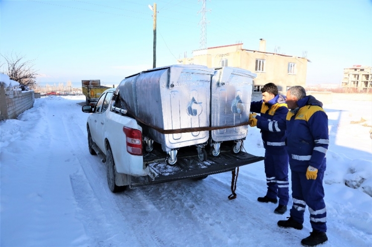 Tuşba Belediyesi’nden Çöp Konteyneri Dağıtımı