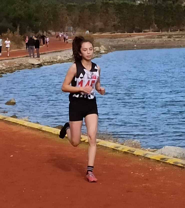 Ispartalı Atlet, 3 Bin Metre Tek Ayakkabıyla Koşarak Takımını İkinci Yaptı