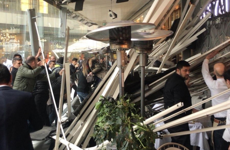 Zincirlikuyu’da Avm’nin Asma Tavanı Çöktü: 6 Yaralı