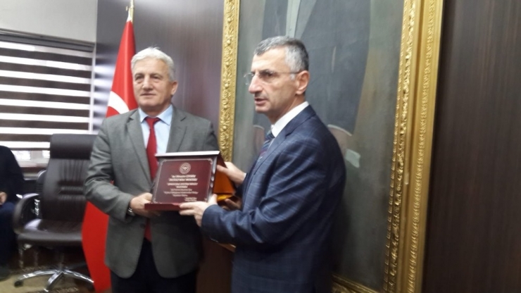 Acil Servisin Yenilenmesine Destek Verenlere Plaketleri Verildi