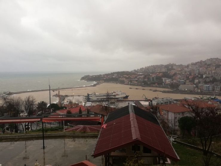 Zonguldak’ta Yağışla Birlikte Liman Sarıya Döndü