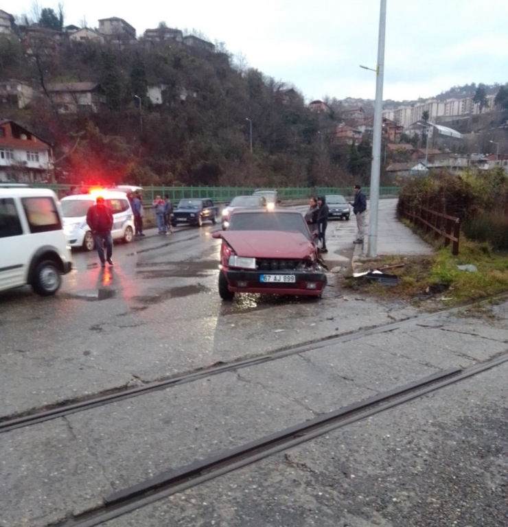 Yük Treni Çarptı, Sürücünün Burnu Bile Kanamadı