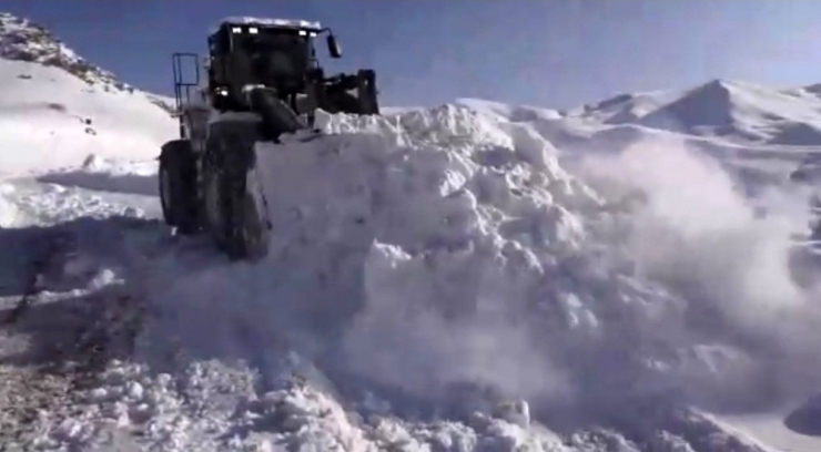 2 Bin 800 Rakımda Yapılan Karla Mücadele Çalışmaları Havadan Görüntülendi