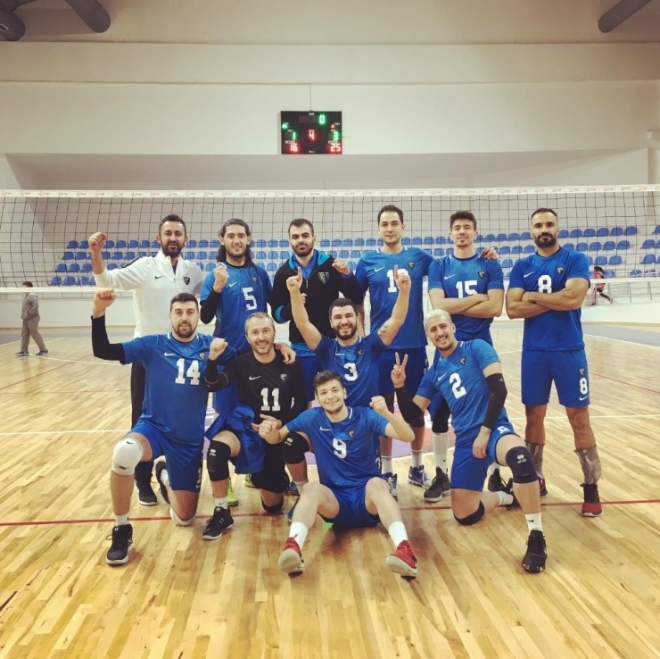 Karacabey Belediyespor Erkek Voleybol Takımı Şampiyonluk Yolunda İddialı