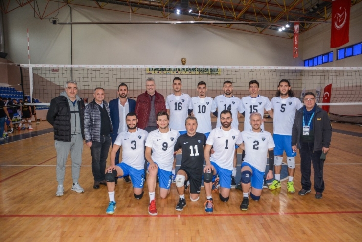 Karacabey Belediyespor Erkek Voleybol Takımı Şampiyonluk Yolunda İddialı