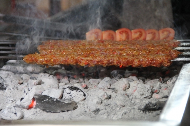 Üniversite Öğrencilerine Ücretsiz Kebap
