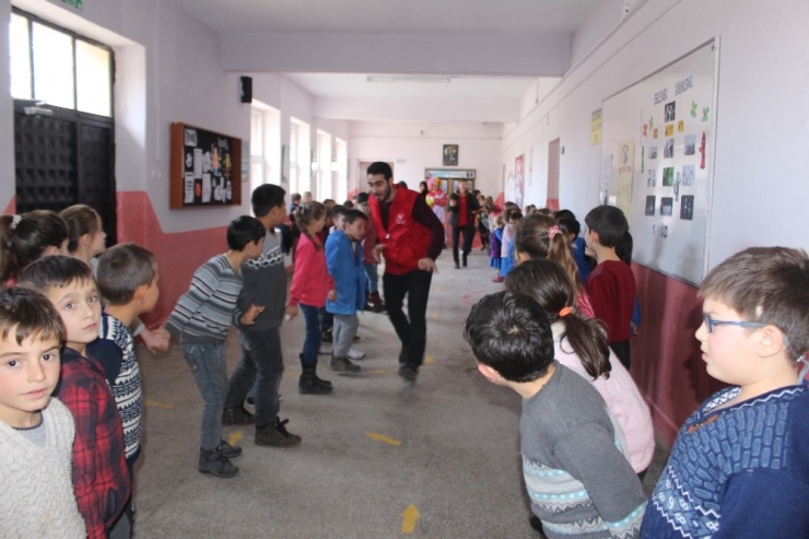Gençler Köy Okulundaki Öğrencileri Sevindirdi