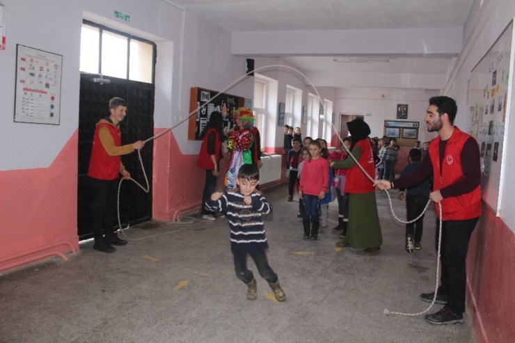 Gençler Köy Okulundaki Öğrencileri Sevindirdi