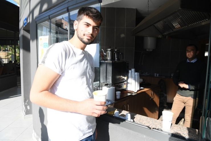 Öğrenciye Günün Her Saatinde Ücretsiz Çay Ve Çorba