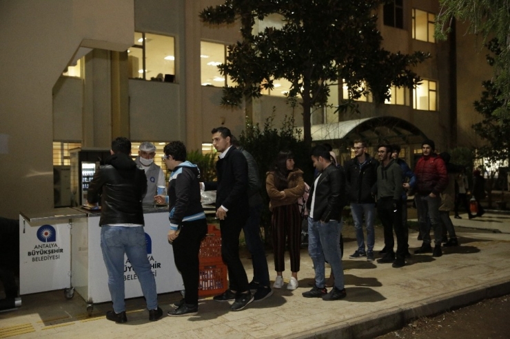 Üniversite Öğrencilerine Final Haftasında Akşam Çorba Servisi