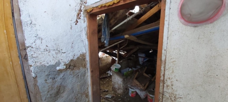 Üzerinde Kar Biriken Ahırın Çatısı Çöktü, Hayvanlar Enkaz Altında Kaldı