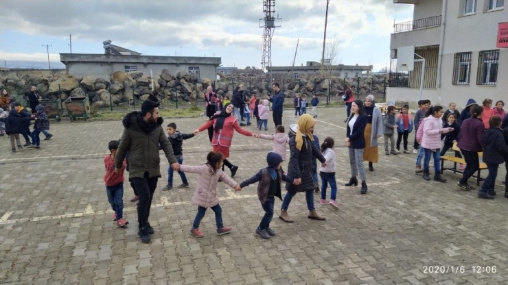 Üniversite Öğrencilerinden İlkokul Öğrencilerine Destek