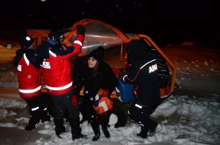Yavru Ayılara Yem Bırakmaya Gittiler, 8 Saat Mahsur Kaldılar