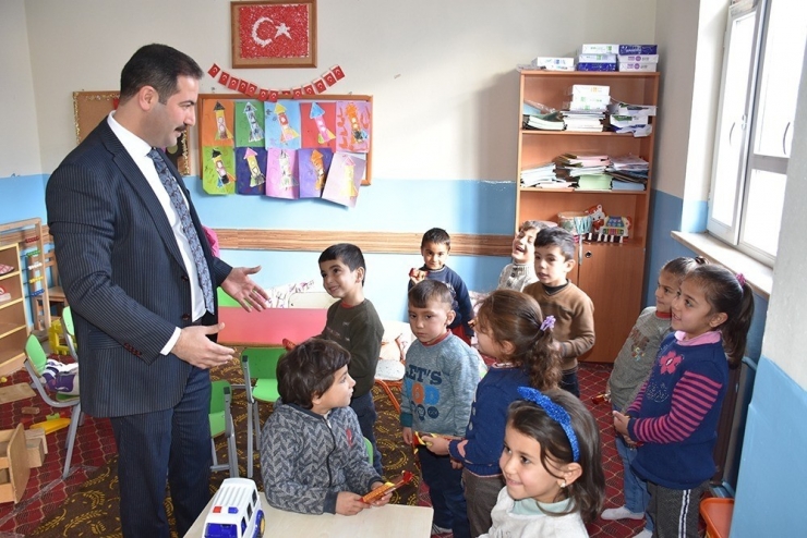Başkan Geylani, Çocukların Kitap İsteğine Kütüphane Kurarak Karşılık Verdi