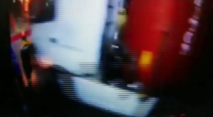 Tır Akaryakıt İstasyonu Marketine Çarptı, İstasyon Çalışanı Son Anda Kurtuldu