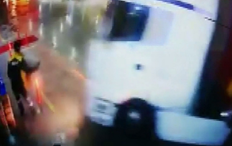 Tır Akaryakıt İstasyonu Marketine Çarptı, İstasyon Çalışanı Son Anda Kurtuldu