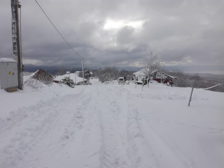 İznik’te Taşımalı Öğrenciler Kar Sebebiyle Okullarına Gidemiyor