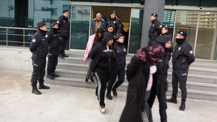 Narkotik Baskınında Gözaltına Alınan 10 Şüpheli Adliyede