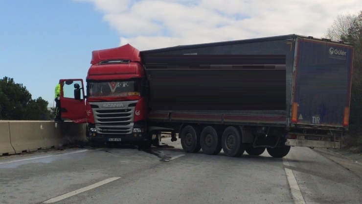 Orta Refüje Çarpan Tır Yolu Kapattı, Trafik Durdu