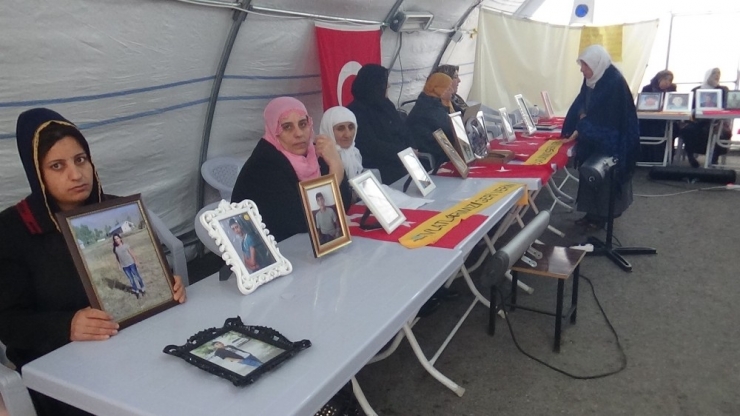 Hdp Önündeki Ailelerin Evlat Nöbeti 129’uncu Gününde