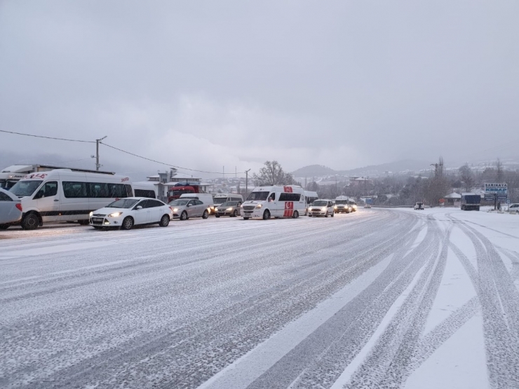 Denizli’de Buzlanmadan Dolayı Yol Kapandı
