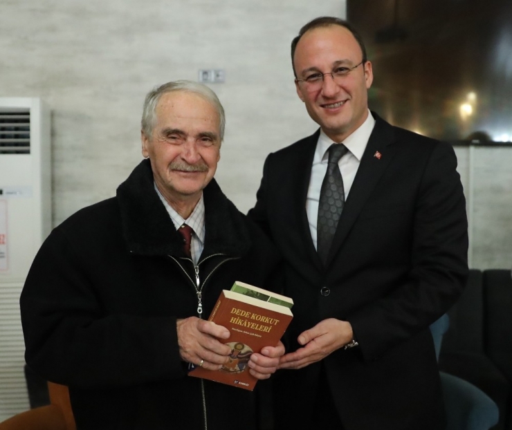 Pamukkale Belediyesi Kitap Kafe’nin En Çok Kitap Okuyanlarına Kitap Hediye Etti